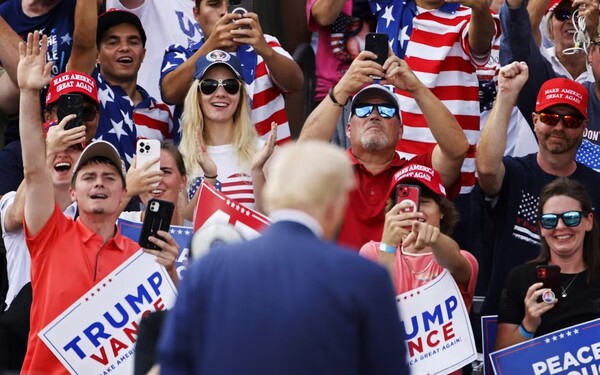트럼프 지지자들.  2024년 8월 노스캐롤라이나에서 열린 트럼프 유세집회. 미국 내 여론의 지지를 받고 있는 트럼프의 보호무역주의 정책은 적어도 당분간은 바뀌지 않을 것이다.   일본경제신문  8월 3일