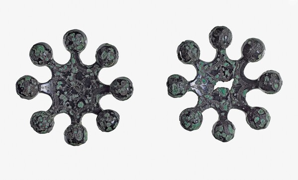 그림4) 전라남도 화순군 도곡면 대곡리에서 출토된 청동기 일괄유물 중 청동방울이다. 표면이 오목하고 뒷면이 불룩한 팔각으로 된 청동판의 모서리에 각각 한 개씩 둥근 방울이 달려있다. 여덟 개의 방울에는 각각 한 개의 청동구슬이 들어 있다. 이러한 청동방울은 보통 쌍으로 출토되는데 두 손에 들고 흔들었던 의식용(儀式用) 도구로 추정된다. 비슷한 시기 중국이나 일본에서는 출토되지 않는 한반도 특유의 청동 유물이라고 할 수 있다. 학계에서는 천부인(天符印)의 하나로 보기도 한다.