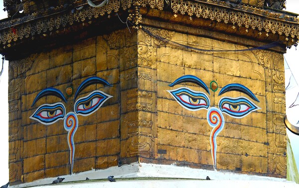 그림5) 스와얌부나트 사원 스투파(탑)에 그려진 부처의 눈 곧 지혜의 눈이다. 두 눈 사이, 미간(眉間)에 있는 지혜의 눈은 삼라만상을 꿰뚫는다. 코 위치에 동그란 나선형으로 그린 그림은 네팔어로 숫자 ‘1’를 상징한다. 모든 근원은 하나라는 뜻이다.