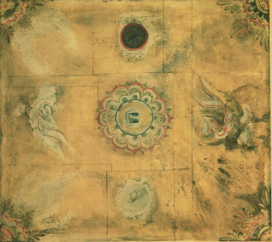 그림7) 강서 중묘(江西 中墓) 널방의 천장 그림이다. 평안남도 강서군에 있다. 천장은 2단의 평행 굄돌을 내밀어 얹어놓고 그 위에 한 장의 덮개돌로 덮은 평행 굄천장이다. 천장에는 제1단 평행 굄돌 옆면에 인동무늬를, 제2단 평행굄돌 옆면에는 인동·당초무늬를 그렸으며, 그 아래로 향한 면은 괴운무늬로 장식하였다. 천장의 뚜껑돌 중앙에는 연꽃무늬, 남북에는 봉황, 동쪽에는 일상(日象), 서쪽에는 월상(月象)을 배치하였으며, 모서리에는 연꽃무늬와 인동무늬를 그렸다. 일상은 원 속에 세발 까마귀를 그려 나타냈고, 월상은 원 속에 두꺼비를 그려놓았다. 사진 : 국립중앙박물관.