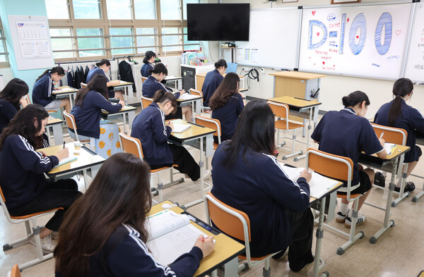 2026학년도 대학수학능력시험 D-100일을 하루 앞둔 4일 부산 수영구 덕문여자고등학교 3학년 교실에서 수험생들이 자율학습을 하고 있다. 2025.8.4 연합뉴스