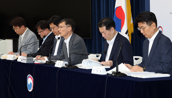 기획재정부 박금철 세제실장(오른쪽 세 번째)이 지난 29일 정부세종청사 민원동 브리핑실에서 2025 세제 개편안 상세 브리핑을 하고 있다. 오른쪽부터 이형렬 국제조세정책관, 박홍기 소득법인세정책관, 박금철 세제실장. 조만희 조세총괄정책관, 김병철 재산소비세정책관, 최재영 관세정책관. 2025.7.31 연합뉴스