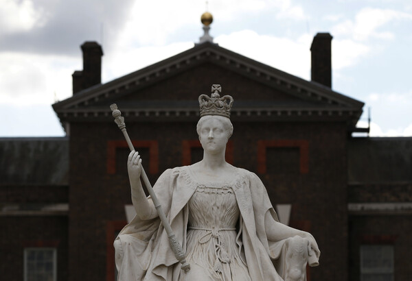 영국 런던 켄싱턴 궁 앞에 있는 빅토리아 여왕의 동상. AP/연합뉴스