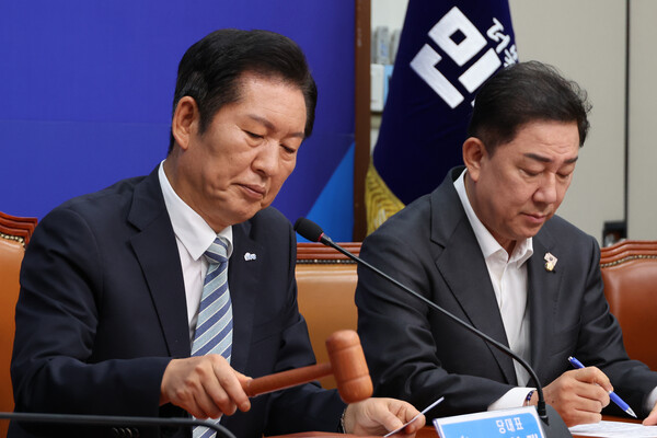 더불어민주당 정청래 신임 대표가 4일 서울 여의도 국회에서 열린 최고위원회의를 주재하며 의사봉을 두드리고 있다. 2025.8.4. 연합뉴스