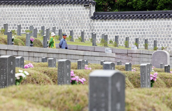 2025년 5월, 광주 5·18 민주묘지의 참배 시민들. 2025.5.6 연합뉴스