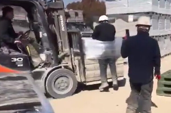 전남 나주의 한 벽돌 생산 공장에서 스리랑카 국적의 이주노동자를 화물에 결박하고 지게차로 들어 올리는 인권유린 사건이 발생했다. 광주전남이주노동자네트워크가 확보한 이달 초 촬영된 영상에는 이곳 노동자가 이주노동자 A씨를 비닐로 벽돌에 묶어 지게차로 옮기는 모습과 이 모습을 보고 웃으며 휴대전화로 촬영하는 다른 노동자의 모습 등이 담겨 있다. 2025.7.24 [광주전남이주노동자네트워크 제공. 재판매 및 DB 금지]