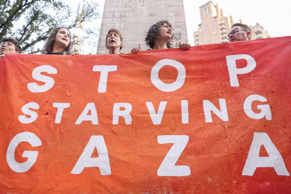 유대인 친팔레스타인 단체인 '이프 낫 나우'(If Not Now) 지지자들이 4일 뉴욕 트럼프 호텔 인근의 콜럼버스 서클에서 가자지구의 아사 사태와  도널드 트럼프 미국 대통령의 분쟁 개입을 규탄하며 시위를 벌이고 있다. 펼침막에는 "가자를 그만 굶겨라"라고 씌어 있다. 2025. 08. 04 [EPA=연합뉴스]