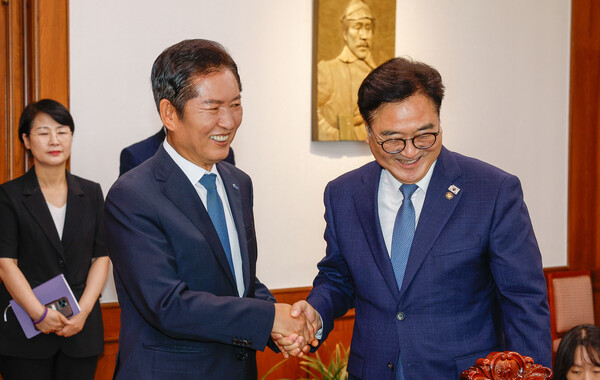 더불어민주당 정청래 대표가 5일 국회에서 우원식 국회의장을 예방해 악수하고 있다. 2025.8.5. 연합뉴스