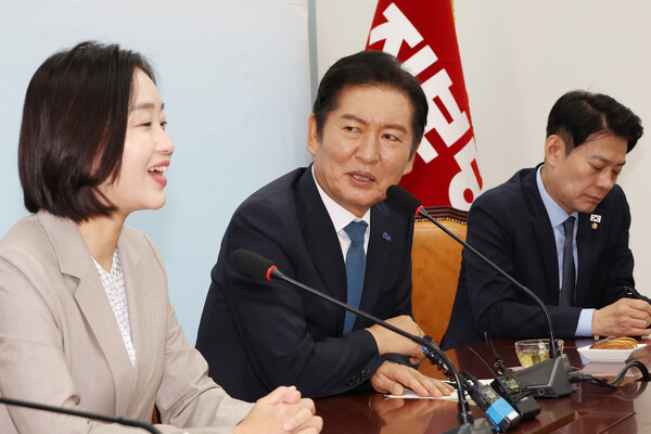 더불어민주당 정청래 신임 대표가 5일 서울 여의도 국회에서 진보당을 예방해 김재연 상임대표와 대화하고 있다. 2025.8.5. 연합뉴스