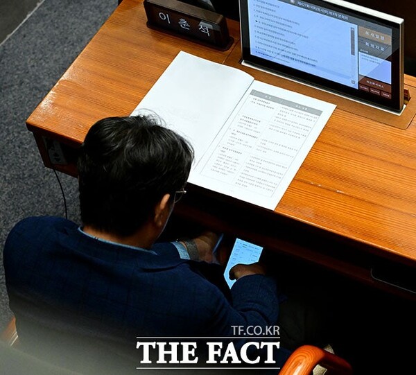 더불어민주당 소속 이춘석 국회 법사위원장이 4일 오후 국회 본회의장에서 자신의 보좌관의 휴대전화를 이용해 차명으로 주식 거래를 했다는 의혹이 제기됐다. 사진=더팩트