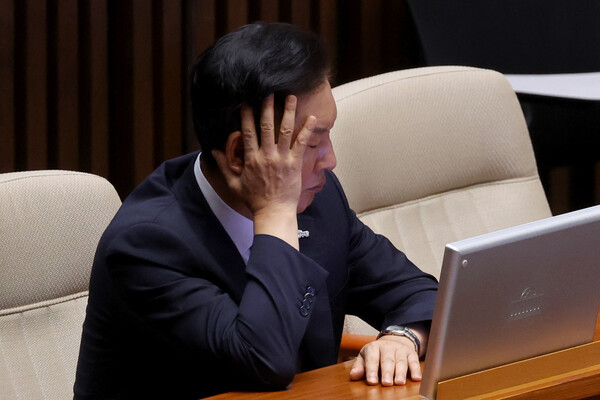 더불어민주당 정청래 신임 당대표가 이춘석 의원의 차명 주식거래 의혹이 불거진 5일 국회 본회의장에서 심각한 표정을 짓고 있다. 정 대표는 5일 법제사법위원장인 이 의원의 의혹과 관련해 당 윤리감찰단에 긴급 진상조사를 지시했다. 2025.8.5. 연합뉴스