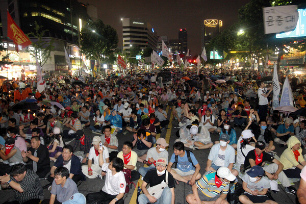 쇠고기 수입반대 촛불집회에 참석한 시민들이 19일 저녁 서울 종로에서 가두행진을 한 뒤 잠시 휴식을 취하고 있다. 2008.7.19 연합뉴스 자료사진
