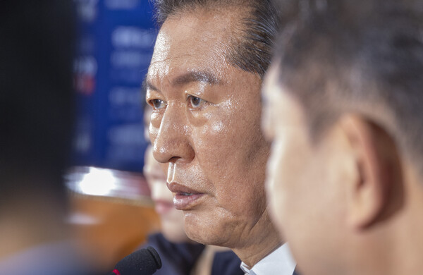 더불어민주당 정청래 대표가 6일 국회에서 열린 최고위원회의에서 차명 주식 거래 의혹으로 탈당한 이춘석 전 국회 법사위원장에 대한 제명 결정을 발표하고 있다. 2025.8.6. 연합뉴스