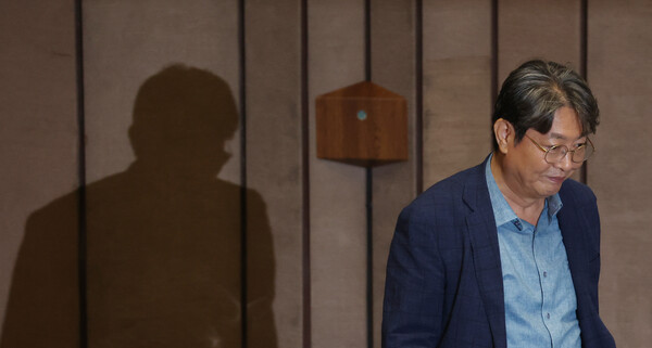 차명 주식거래 의혹을 받는 더불어민주당 이춘석 의원이 5일 국회 본회의에서 방송법 일부개정법률안 관련 필리버스터 종결 동의를 표결하는 투표를 하고 있다. 2025.8.5. 연합뉴스