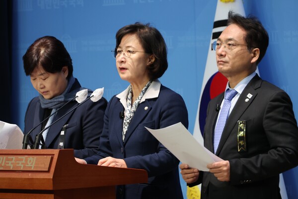 더불어민주당 '윤석열 내란 진상조사단'의 추미애 단장이 5일 오전 서울 여의도 국회 소통관에서 기자회견 열고 윤석열 대통령에 대한 체포영장 집행 당시 박종준 경호처장의 대응과 관련한 제보 내용을 밝히고 있다. 추 단장은 