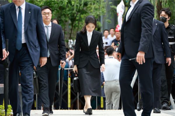 윤석열 전 대통령 배우자 김건희 여사가 6일 서울 종로구 KT광화문빌딩 웨스트에 마련된 민중기 특별검사팀 사무실에 피의자 신분으로 출석하고 있다. 2025.8.6. 연합뉴스