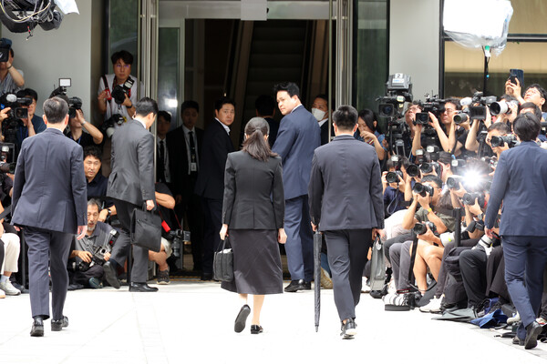 윤석열 전 대통령 부인 김건희 여사가 6일 서울 종로구 민중기 김건희 특별검사팀 사무실에 자본시장법 위반 등 혐의 피의자 신분으로 출석하고 있다. 2025.8.6. 연합뉴스