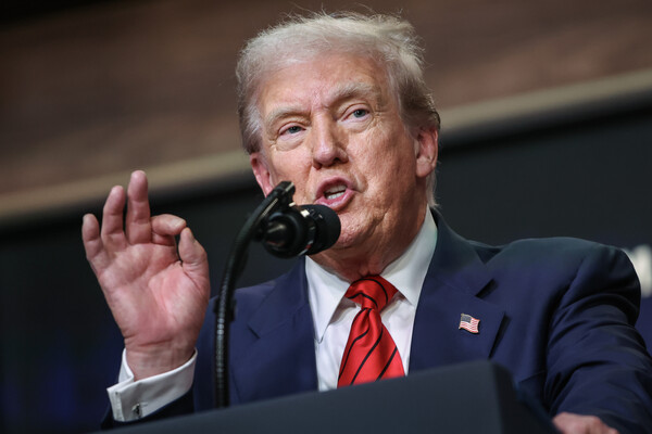 도널드 트럼프 대통령이 5일 백악관 사우스 코트 오디토리움에서 로스앤젤레스 2028 올림픽을 감독할 태스크포스를 설립하는 행정명령에 서명한 뒤 질문에 답하고 있다. 2025. 08. 25 [UPI=연합뉴스]