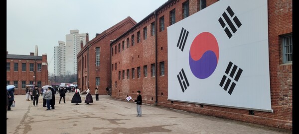 우중에도 많은 시민들이 106주년 3.1절을 맞아 서대문형무소를 찾았다. 대형 태극기 앞 기념촬영 순서를 기다리는 시민들.  2025.3.1. 황의원 시민기자