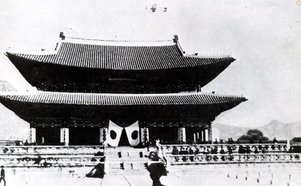 1915년 10월, 일제가 한일병합 5주년을 기념해 경복궁에서 연 조선물산공진회 때 근정전 앞에 내걸린 일장기.   나무위키