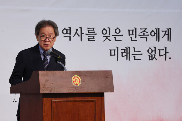 제79주년 8·15 광복절인 15일 오전 서울 용산구 효창공원 내 백범김구기념관에서 열린 광복회 주최 광복절 기념식에서 김갑년 광복회 독립영웅아카데미 단장이 축사하고 있다. 2024.8.15. 연합뉴스