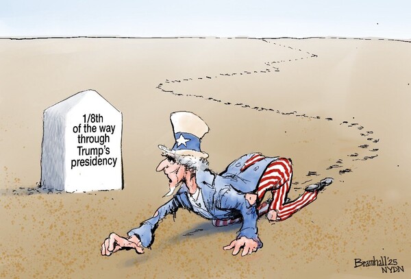 올해 1월 취임해 임기가 8분의 1밖에 지나지 않은 트럼프 행정부가 미국을 지키게 하고 있다는 풍자만화 (Bill Bramhall/Tribune Content Agency, US News & World Report) 