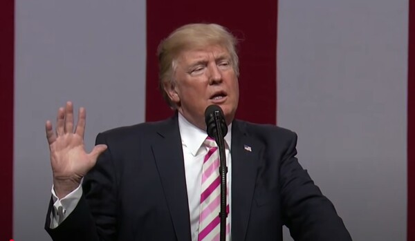 북한의 지도자 김정일에 대해 자신이 꼬마 로켓맨을 처리하겠다(I’ll handle 'little rocket man' Kim Jong-un)고 말하는 첫 임기 초기 도널드 트럼프. 그는 이미 탄알을 장전했다며 미국의 총은 발사 준비가 되어있다고 경고했다. 미국 사회에서는 이해가 쉬운 익숙한 표현이다. (Guardian News YouTube 갈무리)