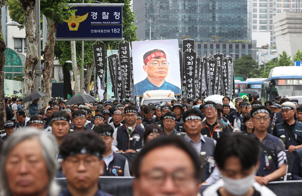 2023년 6월 21일 서울 서대문구 경찰청 앞에서 진행된 건설노동자 고 양회동 씨의 노제를 마친 참가자들이 세종대로 방면으로 행진하고 있다. 2023.6.21. 연합뉴스