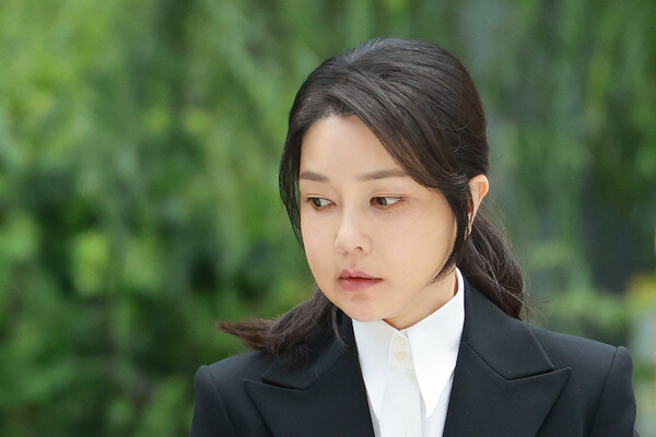 윤석열 전 대통령 배우자 김건희 여사가 6일 서울 종로구 KT광화문빌딩 웨스트에 마련된 민중기 특별검사팀 사무실에 피의자 신분으로 출석하고 있다. 전·현직 대통령 부인이 수사기관에 피의자로 공개 출석하는 것은 헌정사상 처음이다. 2025.8.6. 연합뉴스