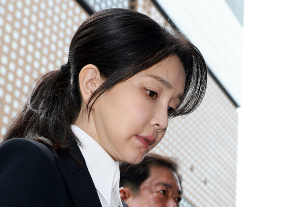 윤석열 전 대통령 부인 김건희 여사가 6일 서울 종로구 KT광화문빌딩 웨스트에 마련된 민중기 특별검사팀에 피의자 신분으로 첫 출석하고 있다. 전·현직 대통령 부인이 수사기관에 피의자로 공개 출석하는 것은 헌정사상 처음이다. 2025.8.6. 연합뉴스