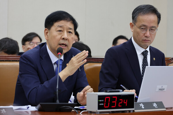 구윤철 부총리 겸 기획재정부 장관이 6일 국회 기획재정위원회 전체회의에서 한미 관세 협상 관련 현안 질의에 답하고 있다. 2025.8.6 연합뉴스