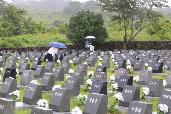 19일 제24회 제주4·3행방불명희생자 진혼제가 열린 제주4·3평화공원 내 행방불명인 표석에서 유족들이 희생자를 추모하고 있다. 2025.7.19 연합뉴스