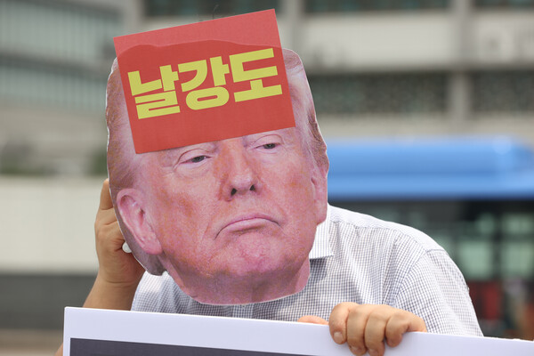 평화주권행동 평화너머 활동가들이 30일 서울 종로구 주한 미국대사관 앞에서 열린 '트럼프 관세-안보 패키지수탈 규탄 기자회견'에서 가면 퍼포먼스를 하고 있다. 2025.7.30. 연합뉴스