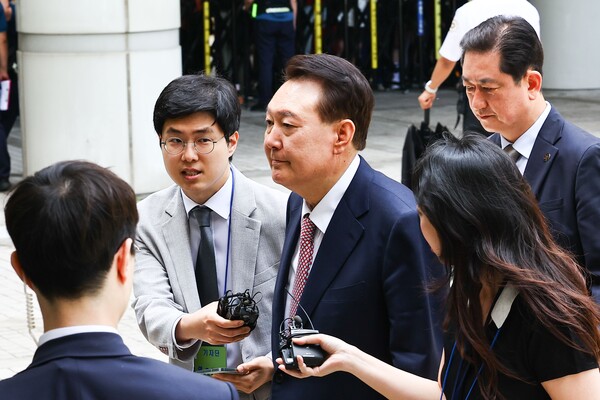 윤석열 전 대통령이 9일 서울 서초구 서울중앙지방법원에서 열린 내란 우두머리 혐의·직권남용 권리행사 방해 혐의 사건 6차 공판에 출석하고 있다. 2025.6.9 [사진공동취재단] 연합뉴스