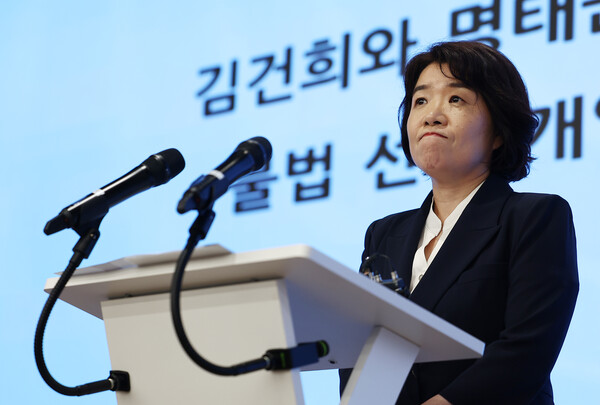  윤석열 전 대통령 부인 김건희 여사와 관련한 각종 의혹 사건을 수사하는 민중기 특별검사팀 오정희 특검보가 5일 서울 종로구 광화문kt 웨스트 빌딩에서 브리핑을 하고 있다. 2025.8.5 연합뉴스