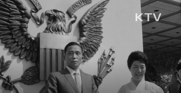 박정희 대통령과 육영수 여사가 뉴욕을 방문해 퀸스에서 열리는 세계 박람회를 찾았다. 미국관 앞에서 기념 촬영을 하는 모습 (대한뉴스)