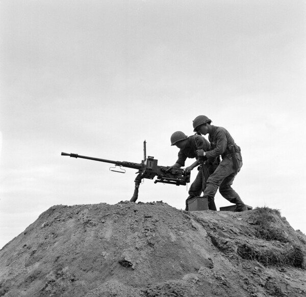 미국의 베트남 전쟁 개입은 정당성이 약했다. 해결책은 하나였다. 압도적인 군사력으로 민족해방전선을 무찌르고 남베트남을 정상적으로 기능하는 나라로 만드는 것이었다. 처음부터 성공 가능성이 희박한 이 전략에 미국의 의존국 한국을 끌어들였다. 사진은 기관총을 설치한 진지의 파월 한국군. (e 영상역사관)