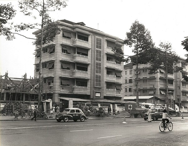 남베트남 사이공 소재 미 해군 병원. 고급 아파트를 개조했다. 1965년 들어 미군 부상병이 전장에서 이 병원으로 직접 이송됐다. 전쟁이 수렁으로 변해 가는 정도는 군 병원의 규모로도 알 수 있다. 이 병원이 바빠지기 시작할 무렵 한국군도 베트남 전쟁에 뛰어들었다. (Public Domain)