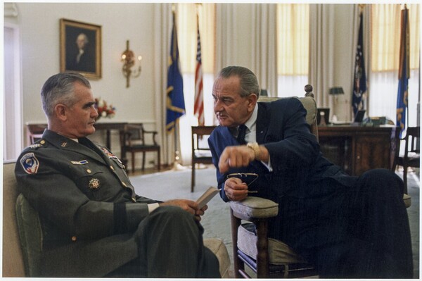 1965 봄부터 한국군의 베트남 개입을 가장 강력하게 주장한 베트남 미군 사령관 윌리엄 웨스트모어랜드 장군(왼쪽)과 린든 존슨 대통령 (오른쪽) (,Public Domain) 