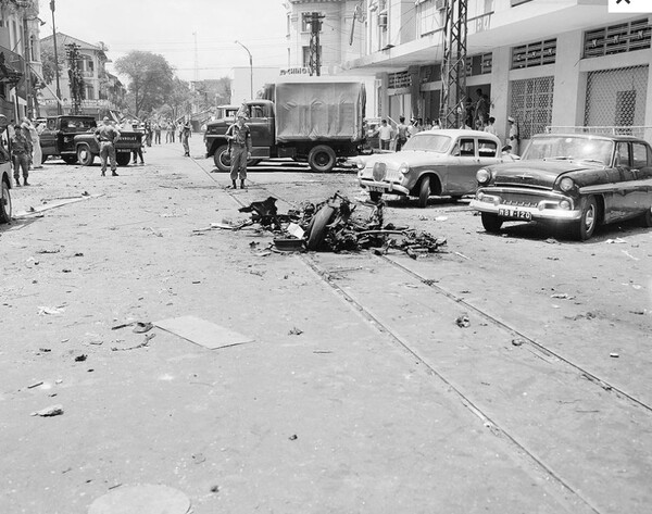 1965년 3월 30일 사이공의 미 대사관 앞에서 공산 게릴라들이 설치한 폭발물이 터졌다. 사상자가 200명을 넘었다. 미국과 한국 전투 병력의 개입이 불가피해졌다. (National Archives)