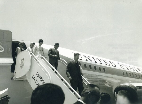 한국은 미국에 무엇이었나? 한국은 베트남에서 미국이 결코 고립되어 있지 않다는 메시지를 보내는 '포스터 보이' 같았다. 존슨이 비행기를 서울로 보내 박정희를 워싱턴으로 모셔 올 이유가 있었다. 비행기에서 내리는 박정희 전대통령과 육영수 여사가 보인다. (청와대 제공)