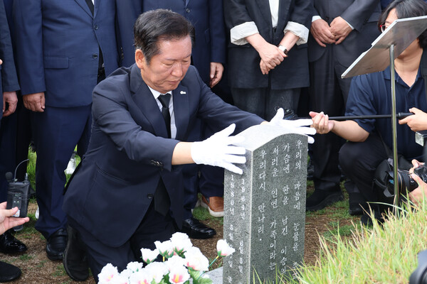 더불어민주당 정청래 대표가 8일 광주광역시 북구 국립 5·18민주묘지를 찾아 문재학 열사의 묘를 참배하고 있다. 문 열사는 노벨문학상을 받은 한강 작가의 소설 '소년이 온다'의 주인공 동호의 모티브가 된 인물이다. 2025.8.8 연합뉴스