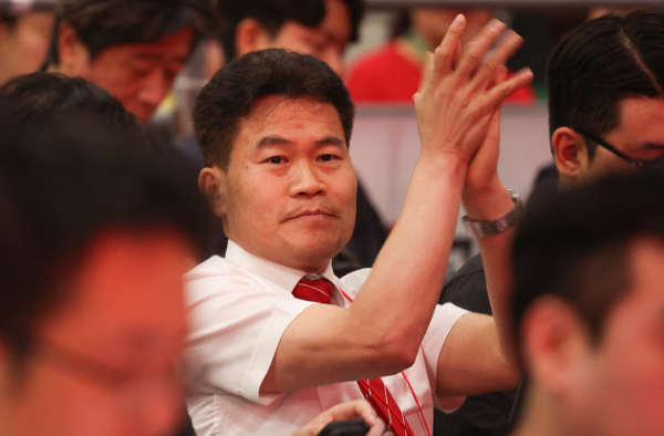 한국사 강사 전한길 씨가 8일 대구 북구 엑스코에서 열린 국민의힘 제6차 전당대회 대구·경북 합동연설회에 참석하고 있다. 2025.8.8. 연합뉴스