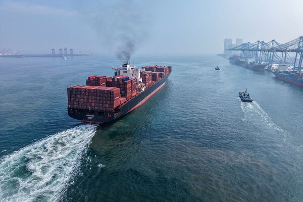 도널드 트럼프 미국 대통령의 상호관세가 발효된 7일 중국 동부 산둥성 칭다오항에서 컨테이너선이 출항하고 있다. 2025. 08. 07 [AFP=연합뉴스]