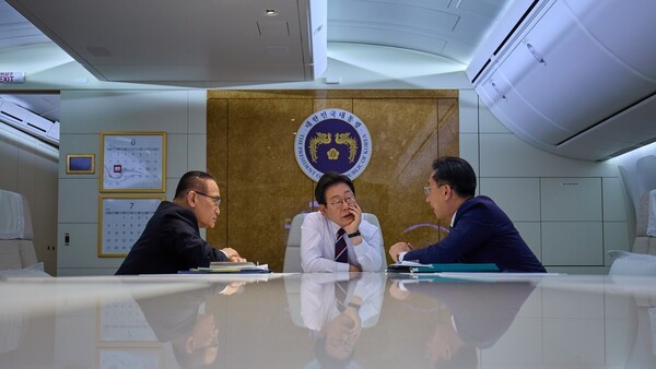 캐나다 캘거리에서 열린 주요 7개국(G7) 정상회의 참석에 앞서 이재명 대통령이 위성락 국가안보실장(왼쪽), 김태진 외교부 의전장(오른쪽)과 대화하고 있다. 2025.6.19. 연합뉴스