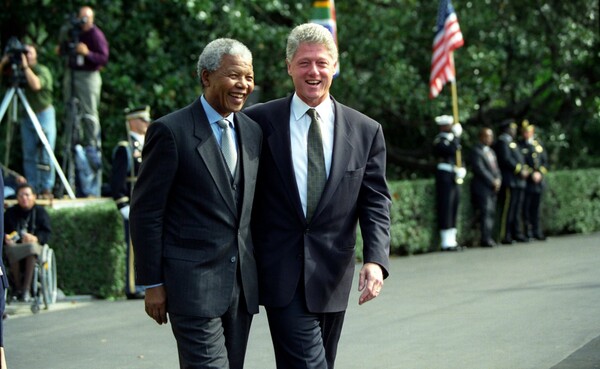1994년 10월 백악관을 방문한 넬슨 만델라 전 남아프리카 공화국 대통령 (왼쪽)과 미국의 빌 클린턴 대통령. (William J. Clinton Presidential Library)