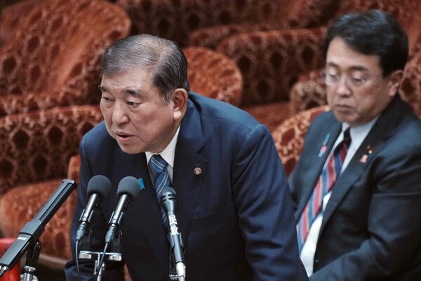 이시바 시게루(좌) 일본총리와 아카자와 료세이 경제재생상 겸 무역관세 협상 수석교섭관이 8월 4일 도쿄 국회에서 열린 미국 관세 문제에 관한 예산위원회 회의에서 의원들의 질의에 답변하고 있다. 2025.8.4. AFP 연합뉴스