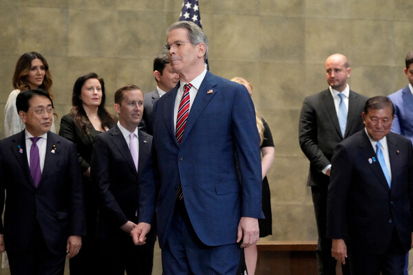 스콧 베센트 미국 재무부 장관이 지난 7월 18일 일본 도쿄 총리실에서 이시바 시게루 총리와 아카자와 료세이 경제재생부 장관과 회담을 하기 전 회의실로 걸어가고 있다.2025.7.18. 로이터 연합뉴스