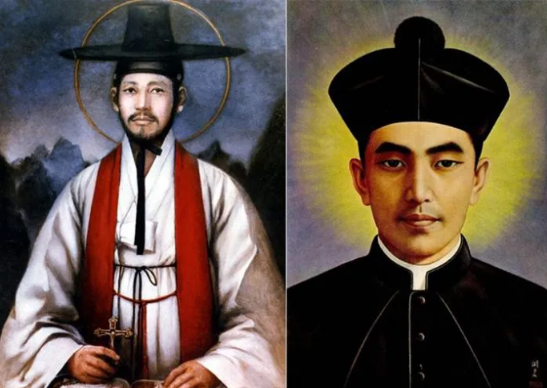 김대건 신부 초상화. 왼쪽의 한복 차림은 1982년 문학진이 그린 한국 천주교회 공식 성인 영정이고, 오른쪽 검정 수단(사제복)을 입은 모습은 김대건 유해를 계측한 결과를 토대로 1971년 동양화가 정채석이 그렸다.