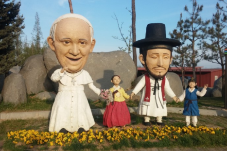 김대건 신부 탄생지인 충남 당진의 솔뫼성지에는 프란치스코 교황과 김대건 신부 캐릭터를 형상화한 조형물이 있다. 2014년 교황 방문을 기념해 제작했다.